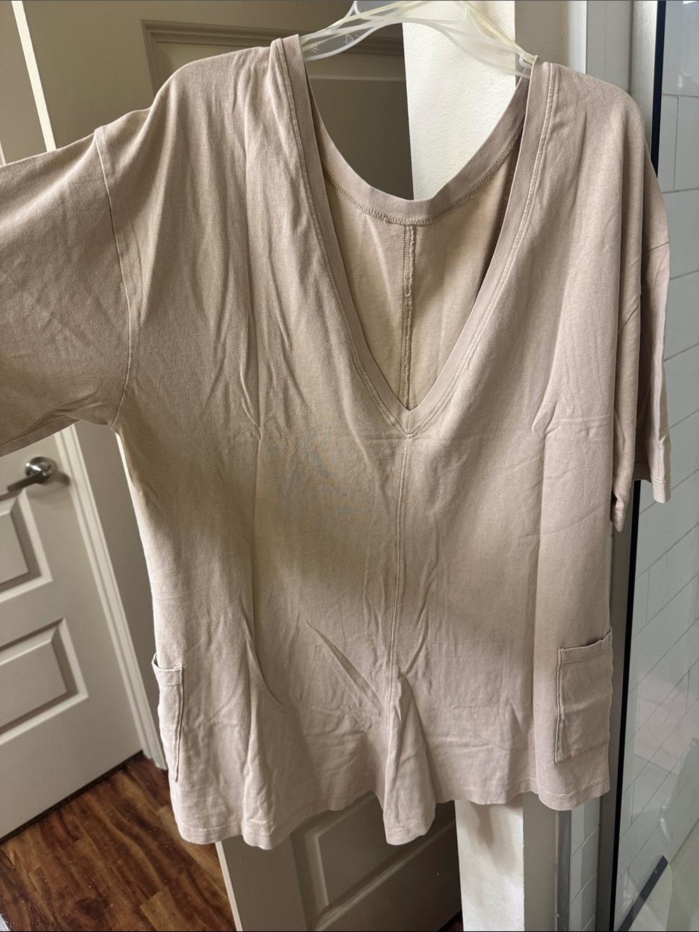 Relaxed V-Neck Pocket Romber in Light Taupe